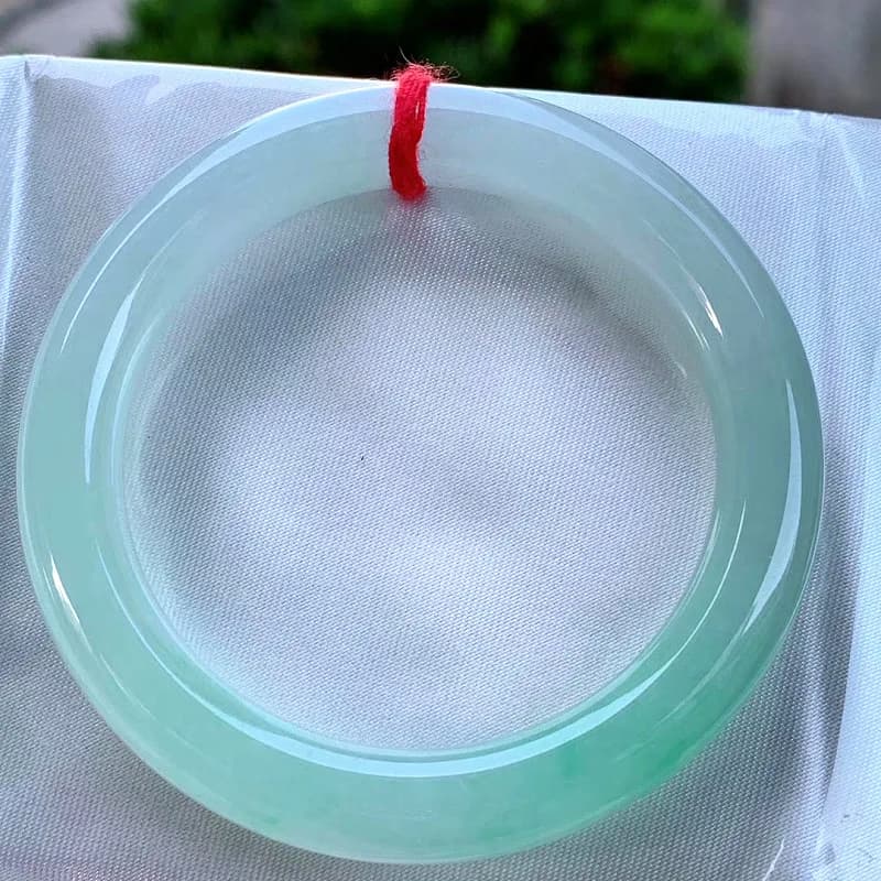 High-quality transparent Myanmar violet ice jadeite round bangle bracelet with a moisture-rich finish.